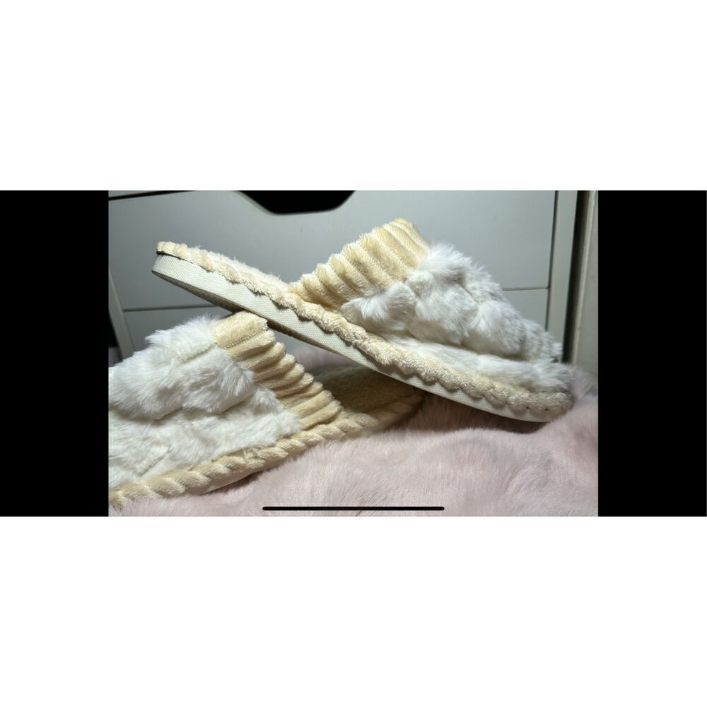 Draft Listing Cream and white colored plush closed toe slippers size 10.5/11￼ - Picture 4 of 8